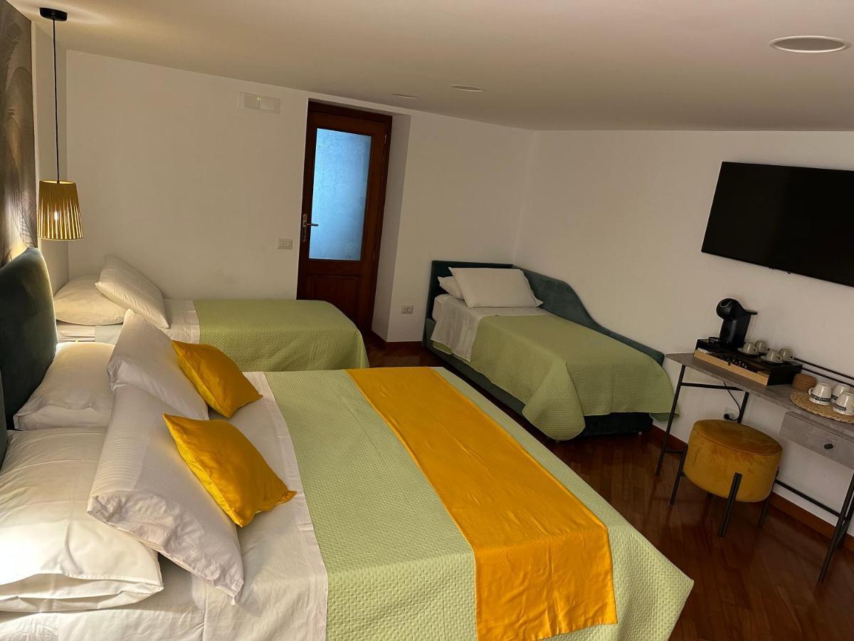 Two Rooms Chiaia 37 Naples Luaran gambar
