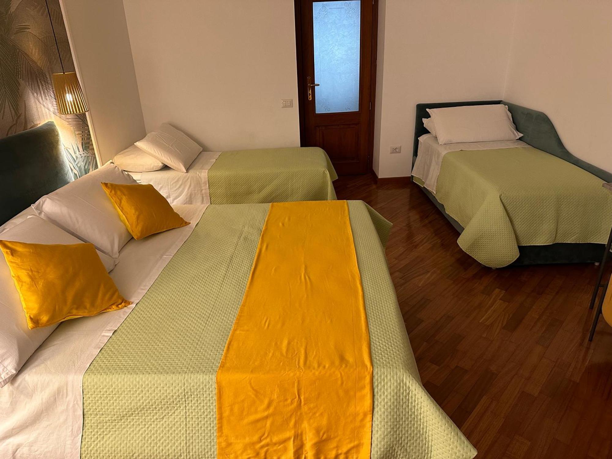 Two Rooms Chiaia 37 Naples Luaran gambar